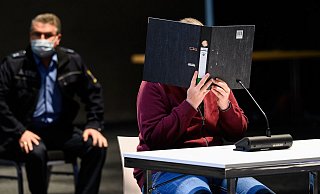 Der Angeklagte sitzt in der vom Landgericht Kassel angemieteten Messehalle 5 zum Prozessauftakt um die Autoattacke auf den Rosenmontagsumzug in Volkmarsen. - picture alliance/dpa