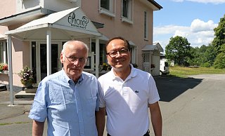 Anwalt Rudolf Zacharias (l.) und Van Phong Nguyen, Geschäftsführer von "Phong's", setzten sich dafür ein, dass ein Koch aus Vietnam nun in Sennelager arbeiten darf. - Mareike Gröneweg
