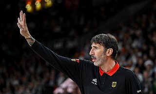 Alex Mumbru dirigiert wieder das Nationalteam. - Harry Langer/dpa