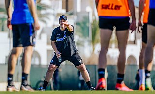 SCP-Cheftrainer Lukas Kwasniok gibt seinen Schützlingen auf dem Trainingsplatz im spanischen Roldán taktische Anweisungen. - Besim Mazhiqi