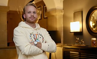 Moritz Schmidt ist lokal betrachtet ein waschechter Wellensieker und national, wie hier im Hofbräu, ein Bayer-Fan. - Peter Unger
