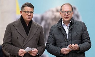 Hessens Ministerpräsident Boris Rhein (l) und CSU-Landesgruppenchef Alexander Dobrindt sind auf der Klausur in Seeon bereits im Wahlkampfmodus - Sven Hoppe/dpa