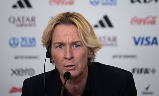 Bundestrainerin Martina Voss-Tecklenburg nimmt an einer Pressekonferenz teil. - Sebastian Christoph Gollnow/dpa