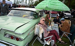 Beinahe im Minutentakt fahren chromblitzende US-Cars, Europäer und historische Motorräder auf das Gelände der Ostwestfalenhalle im Kreis Gütersloh. - Karin Prignitz