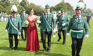 Das neue Kaiserpaar Hendrick Zumdick und Jane Lammers mit Oberst Ulrich Gerken (r.) und Adjutant Jürgen Höpper bei der Parade. - Johannes Büttner