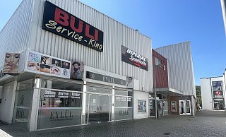 Der Gebäudekomplex an der Bahnhofstraße 1, inklusive "Büli", Friseursalon und Spielhalle, steht zum Verkauf. - Shannon-Lee Bendig