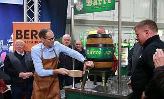 Bürgermeister Bernd Poggemöller hat das 43. Löhner Oktoberfest mit dem Fassbieranstich eröffnet. Nach einem Schlag fließt aus dem Fass das Barre-Pils. Das aktuelle Stadtoberhaupt hatte zum letzten Mal den Holzhammer in der Hand, im nächsten Jahr übernimmt der frisch gewählte Christian Antl diese Aufgabe. - Anthea Moschner