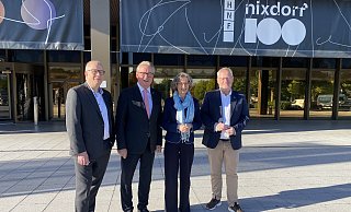 Andreas Feller (stellvertretender Vorsitzender Digitalisierungsausschuss, v. l.), der Ausschussvorsitzende Michael Dreier, Ministerin Ina Scharrenbach und Alexander Handschuh (Sprecher Deutscher Städte- und Gemeindebund) im Paderborner Heinz-Nixdorf-Museumsforum. - Stadt Paderborn