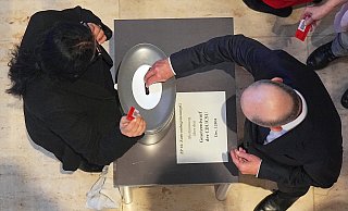 Bundeskanzler Olaf Scholz (SPD, rechts) gibt bei der Abstimmung über das "Zustrombegrenzungsgesetz" der Union zur Eindämmung der Migration im Bundestag seine Stimmkarte ab. - picture alliance/dpa Bundeskanzler Olaf Scholz (SPD, rechts) gibt bei der Abstimmung über das "Zustrombegrenzungsgesetz" der Union zur Eindämmung der Migration im Bundestag seine Stimmkarte ab. - picture alliance/dpa