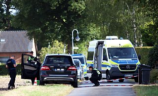 Einsatzkräfte am Unfallort in Hille: Der Mercedes des Fahrers wurde beschlagnahmt. - Alex Lehn