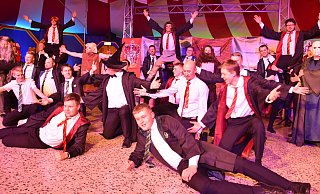 Eine perfekte Bühnen-Show zeigte das Herren-Ballett des FCC mit Charme und Schlips in einer neuen Version. - Brigitta Wieskotten