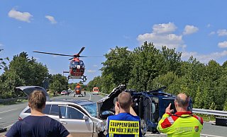 Bei einem schweren Unfall auf der B239 bei Höxter wurde eine 57-Jährige möglicherweise lebensgefährlich verletzt. Ein Rettungshubschrauber bringt sie in eine Klinik. - Svenja Ludwig