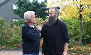 Besonderes Wiedersehen im KReis Gütersloh: Ulrich Bröckling (l.) bedankt sich bei seinem Lebensretter Besim Mazhiqi. - Anna Lena Hinder