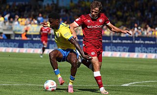 Christian Conteh tanzt vor dem 1:0 Felix Hagmann (r.) aus, der nach Meinung unseres Experten viel zu dicht am Braunschweiger war. - IMAGO/regios24 Christian Conteh tanzt vor dem 1:0 Felix Hagmann (r.) aus, der nach Meinung unseres Experten viel zu dicht am Braunschweiger war. - IMAGO/regios24