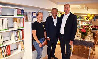 Bürgermeister Burkhard Deppe (Mitte), Kulturdezernent Uwe Damer und Alexandra Bußkönning präsentieren die neugestaltete Stadtbücherei Bad Driburg. - Stadt Bad Driburg