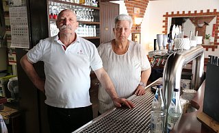 Luciano und Angela Simeone werden im Frühjahr nächsten Jahres zum letzten Mal am Zapfhahn stehen. - Anthea Moschner