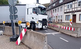 Ein Lastwagen hatte sich am Montagmorgen in den Betonelementen an der Höxteraner Weserbrücke festgefahren. - Michaela Bast