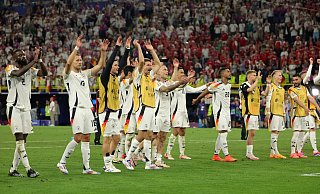 Trotzen Donner und Dänen: Die deutsche Mannschaft jubelt nach dem Spiel. - Christian Charisius/dpa