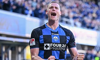 SCP-Stürmer Steffen Tigges jubelt über seinen 4:2-Treffer gegen Bielefeld, der die Paderborner Home-Deluxe-Arena in ein Tollhaus verwandelt. - Teresa Kröger