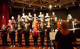 Am Ende des Abends singen alle unter der Anleitung von Ludmilla Schamei zusammen. - Lisa Richter