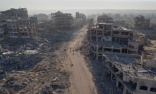 Dieser Ausschnitt aus einem Drohnenvideo vom Samstag, 11. Oktober 2025, zeigt Palästinenser, die in Gaza im nördlichen Gazastreifen zwischen zerstörten Gebäuden gehen. - Uncredited/AP/dpa
