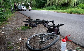 Auf dem Gütersloher Postdamm hat es am Donnerstagnachmittag einen Unfall zwischen einem Auto und zwei Radfahrern gegeben. - Andreas Frücht