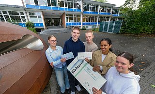 "Nutzt eure Stimme": Paula (v.l.), Dominik, Bryan (alle 16, EF), Kisani und Zoé (beide 17, Q1) organisieren jetzt am Hans-Ehrenberg-Gymnasium eine Briefdirektwahl für ihre Mitschüler. - Andreas Zobe