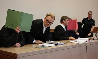Verteidiger Tim Hoffmann, der den angeklagten 50-Jährigen (im Bild vorne) vertritt, und sein Kanzlei-Kollege Jann Henrik Popkes - neben der angeklagten Mutter (37) - geben zum Prozessauftakt Erklärungen für ihre Mandanten ab. Beide Angeklagte sind geständig. - Janet König