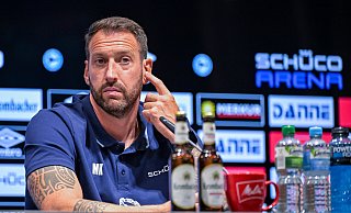 Arminia-Trainer Mitch Kniat stellt sich vor dem Auswärtsspiel in Darmstadt den Fragen der Journalisten. - Teresa Kröger