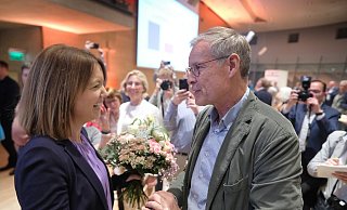 Ina Laukötter (CDU) lässt sich am Wahlabend bei ihrer Ankunft im Gütersloher Kreishaus feiern. - Andreas Frücht