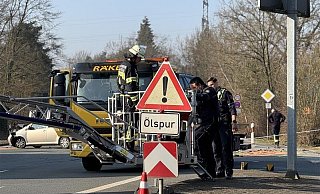 Nach einem Unfall an der Brockhagener Straße in Bielefeld-Ummeln durchfuhren mehrere Personen die Polizeiabsperrung. - Paul Brinkmann