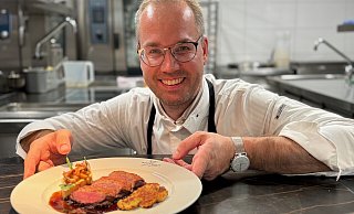 Ingo Seidensticker, Inhaber des Germanenhofs in Steinheim, präsentiert ein Rehrücken unter roter Zwiebel-Senfkruste mit Pfifferlingsomelette und Kartoffelcrumble. - Seidensticker Ingo Seidensticker, Inhaber des Germanenhofs in Steinheim, präsentiert ein Rehrücken unter roter Zwiebel-Senfkruste mit Pfifferlingsomelette und Kartoffelcrumble. - Seidensticker