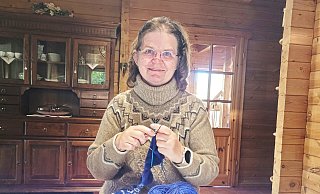 Martina Pelzel aus dem Kreis Gütersloh strickt gerne. Beim Projekt #Kraftsocken verschenken Strickerinnen blaue Socken für Betroffene von ME/CFS und Long-Covid. - Jonas Damme