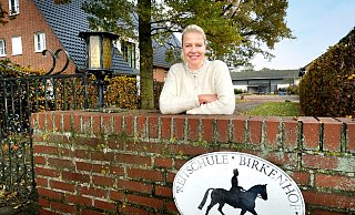 Caroline Knorr ist die Inhaberin der Reitschule Birkenhof in Gütersloh. Die 45-Jährige führt den Betrieb in dritter Generation und stellt ihn jetzt für die Zukunft auf. - Neue Westfälische