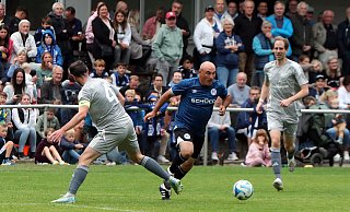 Arminias Traditionsmannschaft, hier Fatmir Vata in der Mitte, spielte mit vollem Einsatz beim VfL Ummeln - Wolfgang Rudolf