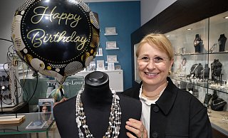 Für Gabriele Rudorff stand schon früh fest, dass sie das Geschäft ihrer Mutter übernehmen will. Jetzt ist sie seit 25 Jahren Inhaberin von Europa-Schmuck. - Andreas Frücht