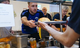 Pelle Boevink bei der Essensausgabe. - Till Kupitz / Erzbistum Paderborn