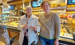Margarete Hänel präsentiert die Vorteilskarte, mit der sie bei Welpinghus im Kreis Gütersloh bezahlt. Das freut auch Geschäftsführerin Friederike Tebbe. - Claus Meyer