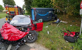 Beide beteiligten Fahrer erlitten bei dem Unfall auf der Eilerner Straße in Bad Wünnenberg-Fürstenberg schwere Verletzungen. Der Rettungshubschrauber Christoph Dortmund wurde angefordert. - Ralph Meyer Beide beteiligten Fahrer erlitten bei dem Unfall auf der Eilerner Straße in Bad Wünnenberg-Fürstenberg schwere Verletzungen. Der Rettungshubschrauber Christoph Dortmund wurde angefordert. - Ralph Meyer