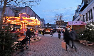Der Weihnachtsmarkt in der Höxteraner Innenstadt wartet mit einem Kinderkarussell auf. Auch Glühwein und warme Speisen werden hier verkauft. - David Schellenberg