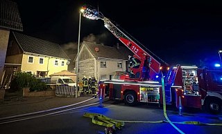 Die Drehleiter leuchtet die Einsatzstelle in der Brakeler Ortschaft Hembsen aus. - Feuerwehr Brakel