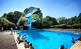 Der Sprungturm im Nordbad könnte aus Kostengründen verschwinden. Eine Sanierungsvariante könnte jetzt den Erhalt bedeuten. - Andreas Frücht