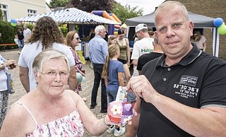Doris Ringstmeyer und Carsten Wilde haben das Straßenfest gemeinsam organisiert. Sie müssen auf Spenden hoffen, damit sie am Ende nicht auf den hohen Gebühren sitzen bleiben. - Jörg Dieckmann