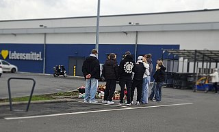 Jugendliche trauern an der Gedenkstelle um ihren Freund und Mitschüler. - Janet König