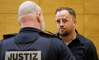 Berat Nimani (r.) hat sich am Dienstag erstmals vor dem Landgericht Bielefeld zu den Vorwürfen gegen ihn eingelassen. - Friso Gentsch/dpa Berat Nimani (r.) hat sich am Dienstag erstmals vor dem Landgericht Bielefeld zu den Vorwürfen gegen ihn eingelassen. - Friso Gentsch/dpa