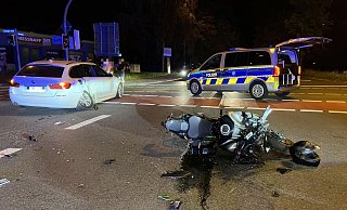 Ob die Ampel für eines der Fahrzeuge möglicherweise kein grünes Licht anzeigte, muss jetzt durch die Polizei Gütersloh ermittelt werden. - Thorsten Heß