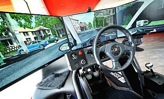 Das Cockpit in einem Fahrsimulator ist ausgestattet, wie das Cockpit in einem modernen PKW. - Symbolbild: Barbara Franke