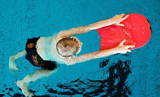 Ein Kind lernt schwimmen: Der Bund fördert Schwimmunterricht mit 20 Millionen Euro bis 2029, um die Sicherheit im Wasser zu erhöhen. - Rolf Vennenbernd/dpa