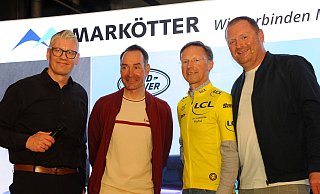 Die beiden Moderatoren Marcel Klöpping (l.) und Boris Fastring (r.) nehmen bei der Teampräsentation des RSV Gütersloh die beiden Hauptprotagonisten des Abends in ihre Mitte: Erik Zabel (2. v.l) und Hans-Jörg Eggert (2. v.r.). - Markus Nieländer Die beiden Moderatoren Marcel Klöpping (l.) und Boris Fastring (r.) nehmen bei der Teampräsentation des RSV Gütersloh die beiden Hauptprotagonisten des Abends in ihre Mitte: Erik Zabel (2. v.l) und Hans-Jörg Eggert (2. v.r.). - Markus Nieländer