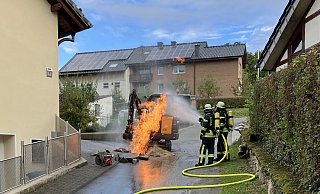Bei den Arbeiten wurde die Gasleitung beschädigt und das ausströmende Gas entzündete sich. - Feuerwehr Bad Wünnenberg